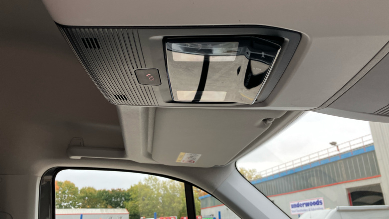 Volkswagen Crafter Cr35 Mwb Diesel Fwd 2.0 TDI 140PS Commerce Plus Low Roof Van